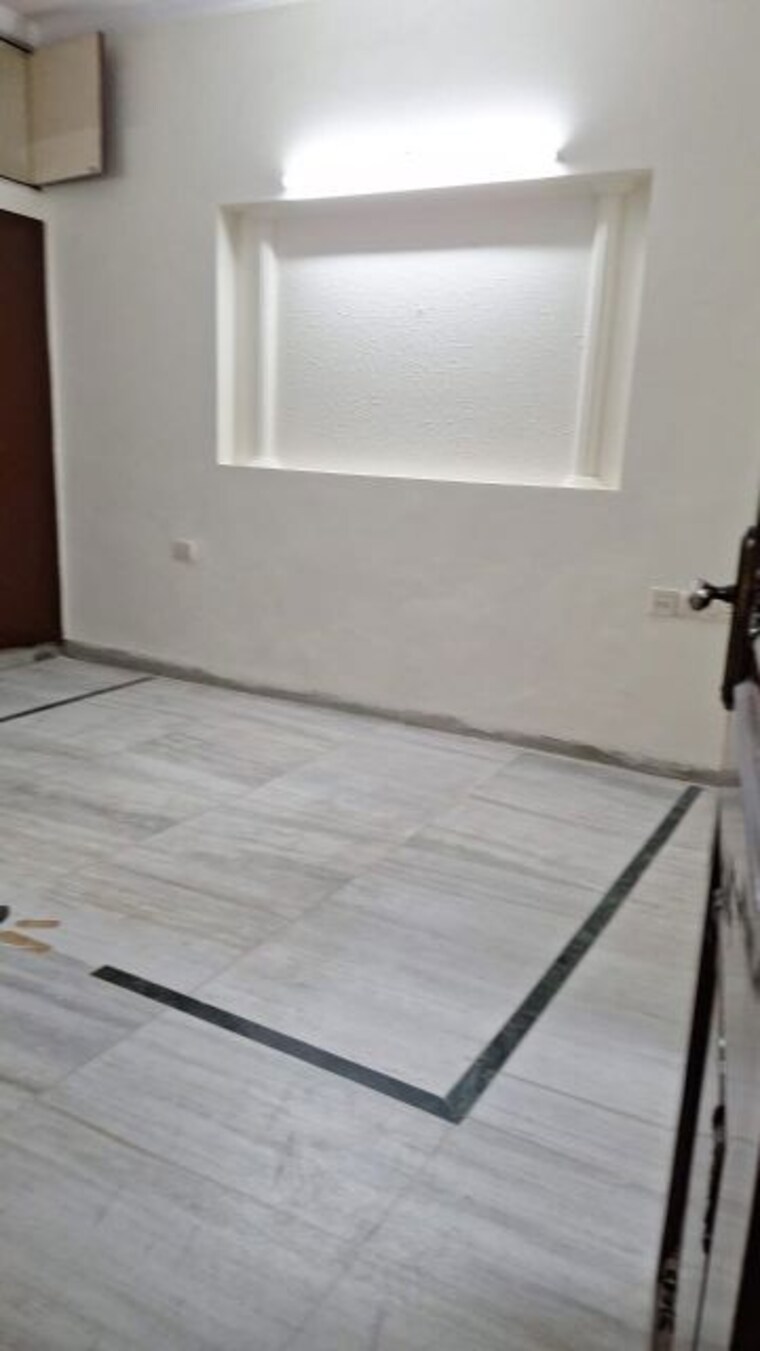 Room, patparganj 3 Bedroom 1200 Sq.Ft. Apartment In Patparganj Delhi 9744141