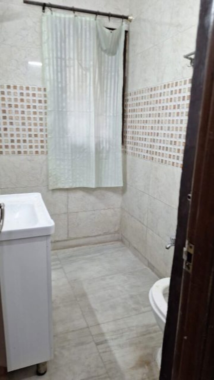 Bathroom, patparganj 3 Bedroom 1200 Sq.Ft. Apartment In Patparganj Delhi 9744141