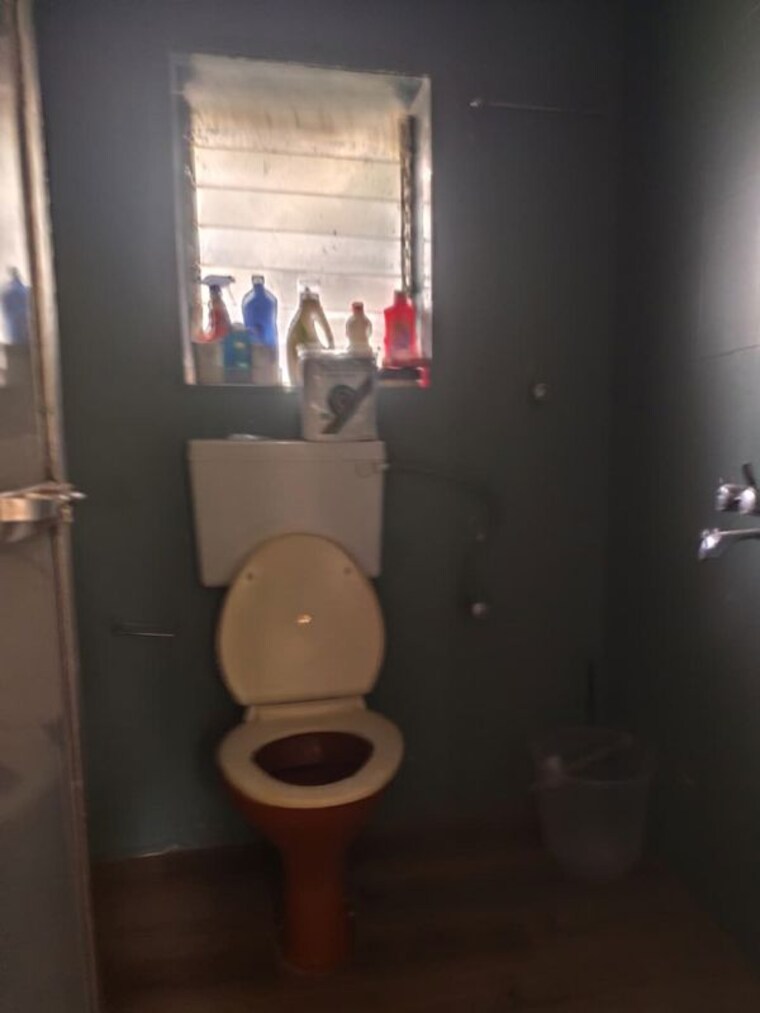 Bathroom, bandra west 1 Bedroom 500 Sq.Ft. Apartment In Bandra West Mumbai 9836311