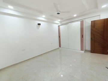 Room in 3 BHK Builder Floor at Sector 7 – for Rent