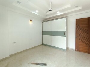 Room in 3 BHK Builder Floor at Sector 7 – for Rent
