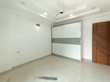 Room in 3 BHK Builder Floor at Sector 7 – for Rent
