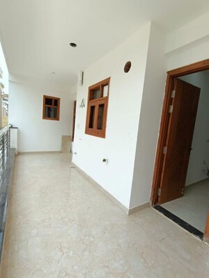 Room in 3 BHK Builder Floor at Sector 7 – for Rent