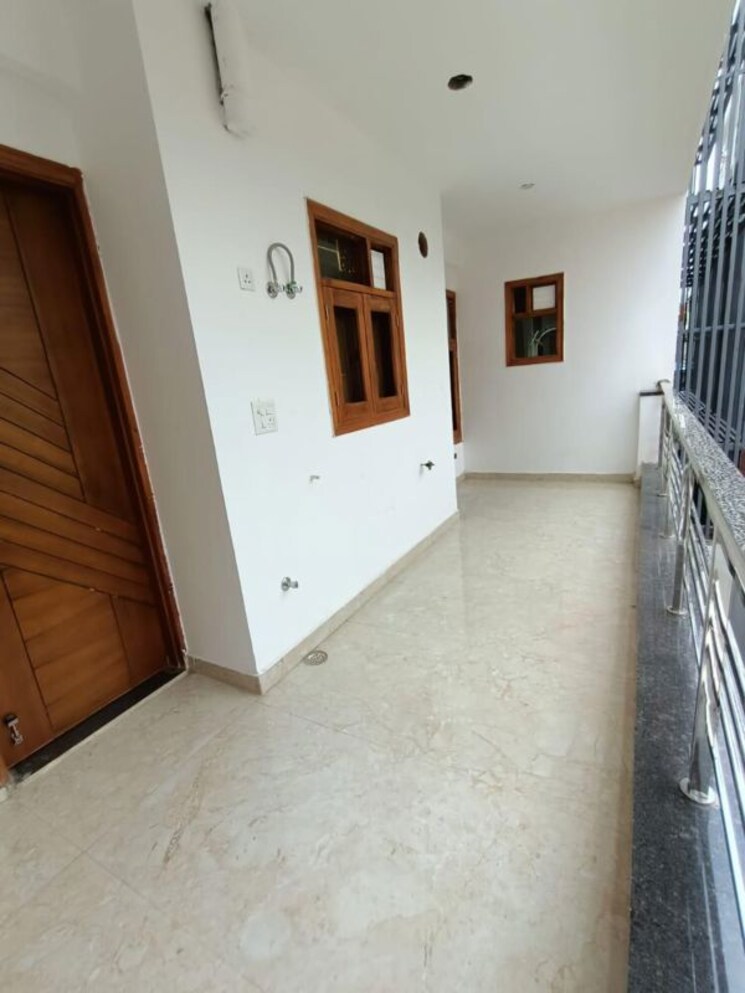 Balcony, sector 7 3 Bedroom 250 Sq.Yd. Builder Floor In Sector 7 Gurgaon 9836359