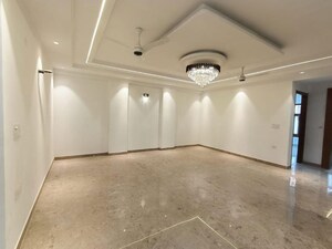 Room in 3 BHK Builder Floor at Sector 7 – for Rent