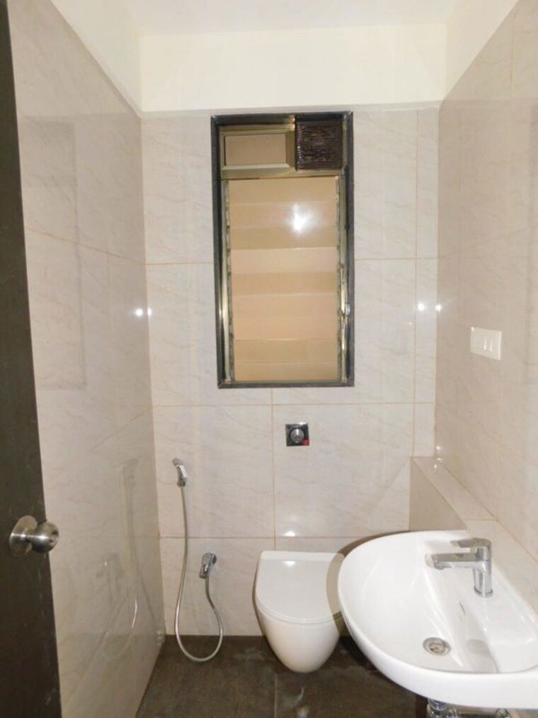 Bathroom, chandak-34-park-estate 2 Bedroom 617 Sq.Ft. Apartment In Goregaon West Mumbai 9834252