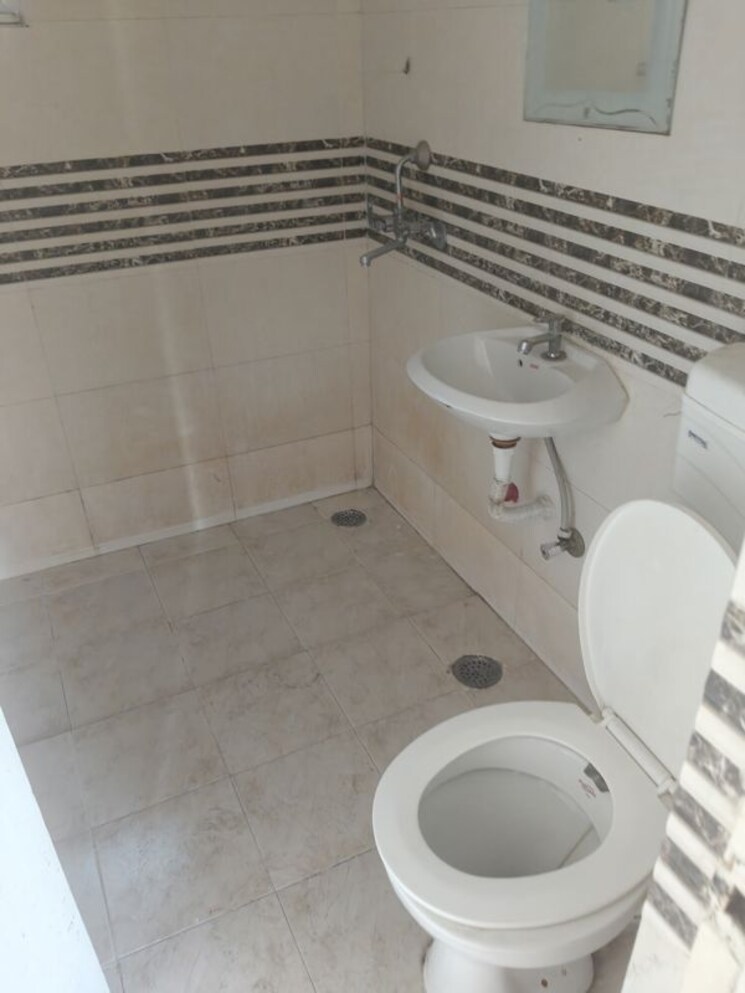 Bathroom, shree-vardhman-green-court 2 Bedroom 690 Sq.Ft. Apartment In Sector 90 Gurgaon 9836383