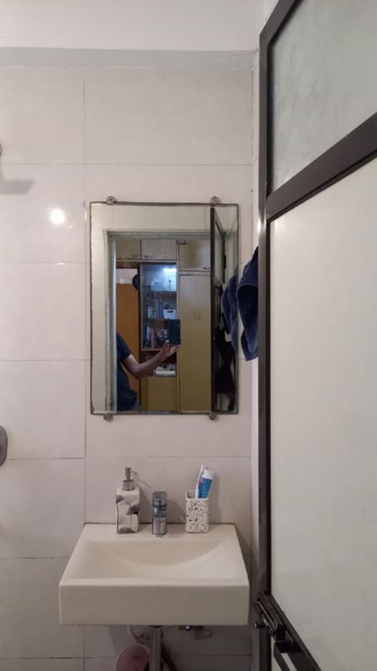 Bathroom, bandra west 1 Bedroom 500 Sq.Ft. Apartment In Bandra West Mumbai 9836455