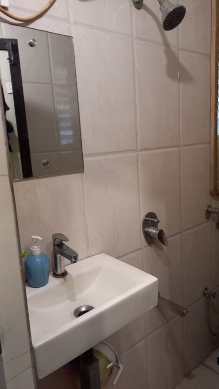 Bathroom, bandra west 1 Bedroom 500 Sq.Ft. Apartment In Bandra West Mumbai 9836455