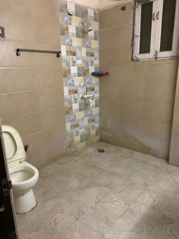 Bathroom, safdarjung enclave 1 RK 1000 Sq.Ft. Apartment In Safdarjung Enclave Delhi 9836793