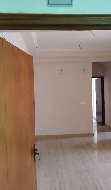 Room in 2.5 BHK Apartment at Amrapali Golf Homes, Sector 4 Greater Noida – for Sale