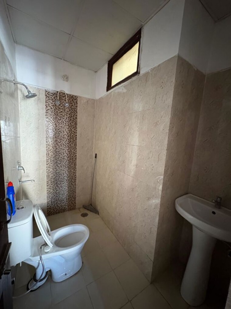 Bathroom, highland-park-chandigarh 2 Bedroom 1500 Sq.Ft. Apartment In Bhabat Zirakpur 9836882