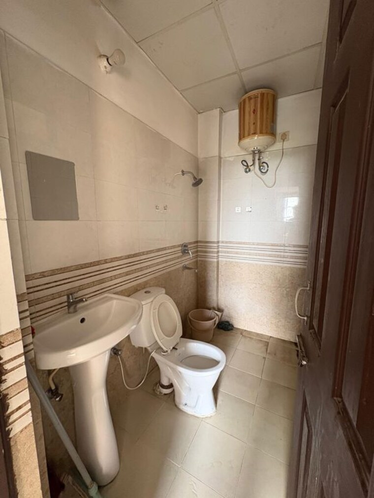 Bathroom, highland-park-chandigarh 2 Bedroom 1500 Sq.Ft. Apartment In Bhabat Zirakpur 9836882