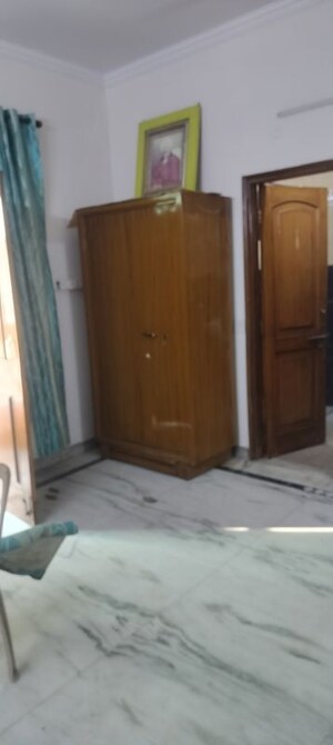 Room in 4 BHK Builder Floor at Janakpuri – for Rent