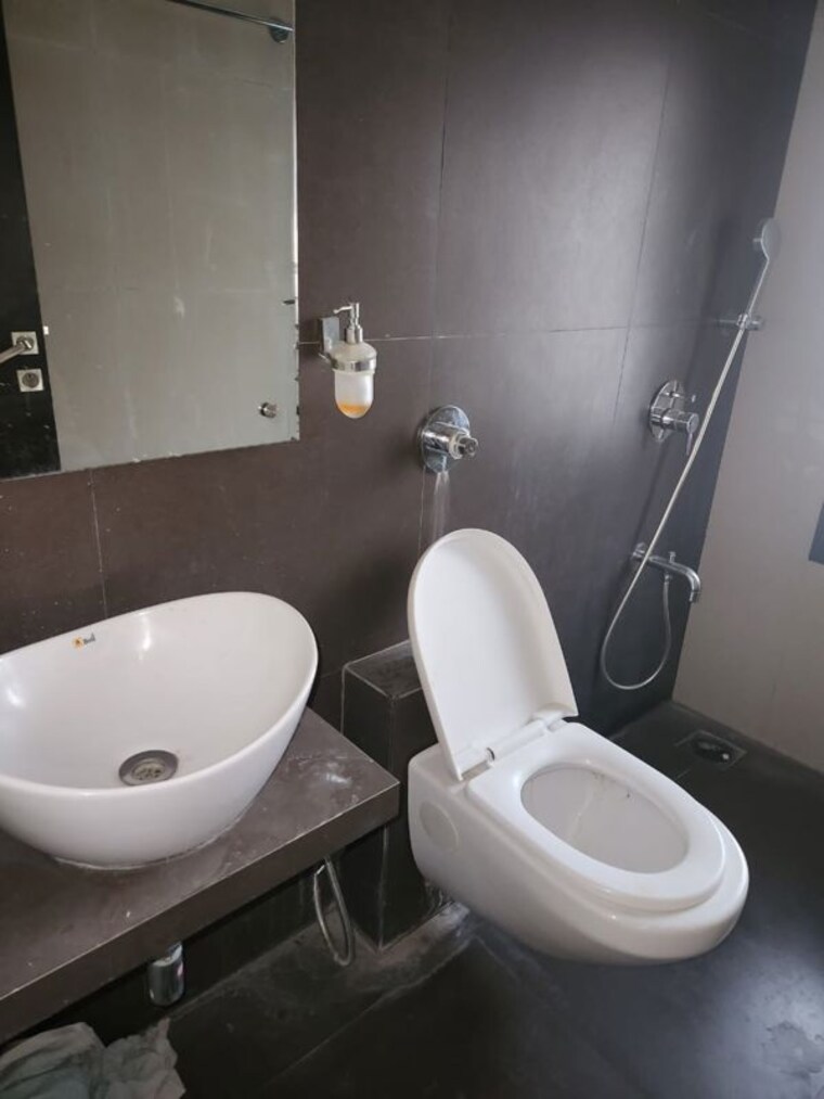 Bathroom, lalani-grandeur 2 Bedroom 651 Sq.Ft. Apartment In Goregaon East Mumbai 9837467