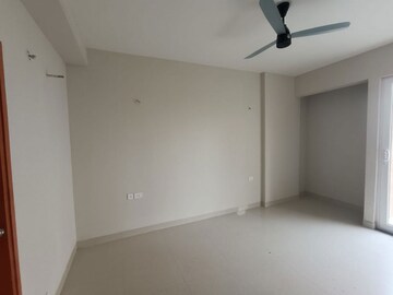 Room in 2 BHK Apartment at Tata Eureka Park, Sector 150 – for Rent