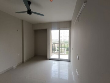 Room in 2 BHK Apartment at Tata Eureka Park, Sector 150 – for Rent