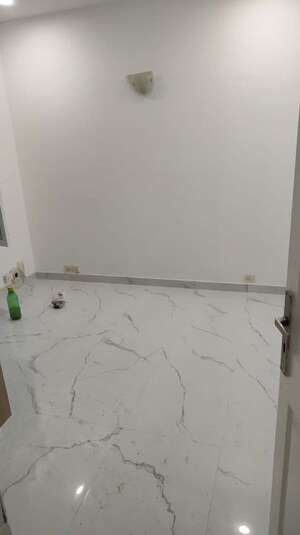 Room in 4 BHK Builder Floor at SS Southend Floors, South City 2 – for Rent