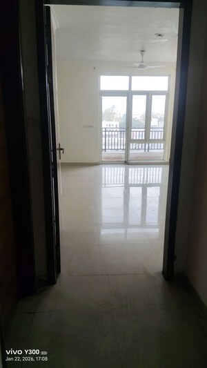 Room in 3.5 BHK Apartment at Omaxe R2, Gomti Nagar – for Sale