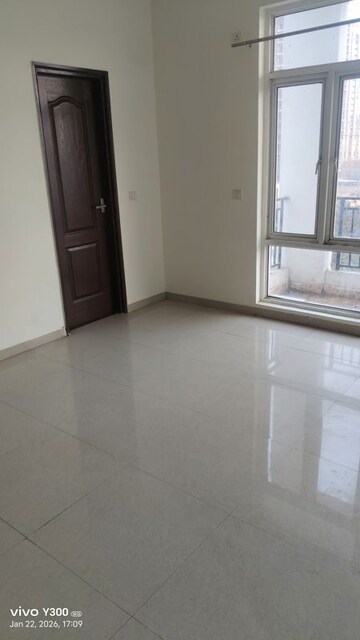 Room in 3.5 BHK Apartment at Omaxe R2, Gomti Nagar – for Sale