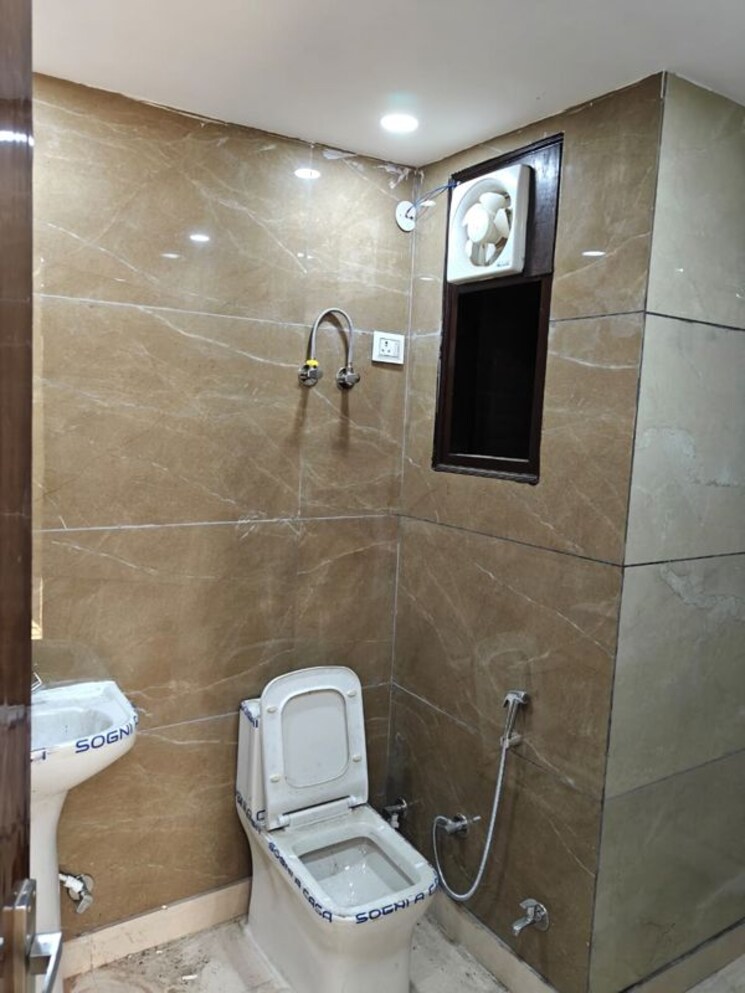 Bathroom, mahavir enclave 1 2 Bedroom 529 Sq.Ft. Builder Floor In Mahavir Enclave 1 Delhi 9838033