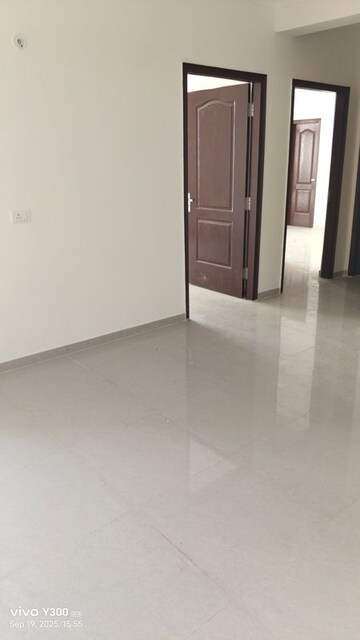 Room in 3.5 BHK Apartment at Omaxe R2, Gomti Nagar – for Sale