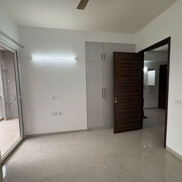 Room in 3.5 BHK Apartment at Smart World Orchard, Sector 61 – for Rent