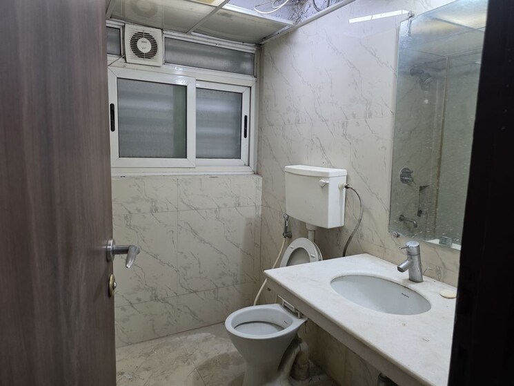 Bathroom, lokhandwala-whispering-palms-xxclusives 3.5 Bedroom 1830 Sq.Ft. Apartment In Kandivali East Mumbai 9838337