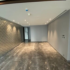 Room in 4 BHK Apartment at Lodha Trump Tower, Kamala Mill – for Rent