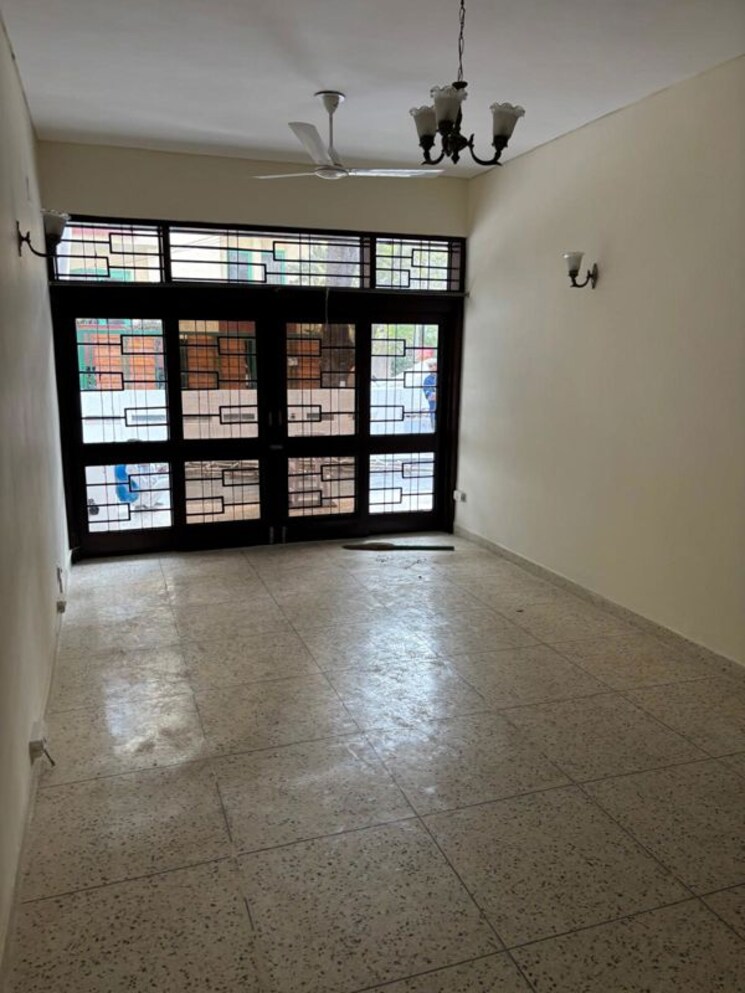 Room, uday park 3 Bedroom 2025 Sq.Ft. Builder Floor In Uday Park Delhi 9838532