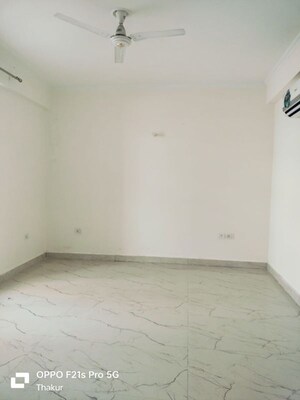 Room in 2.5 BHK Villa at Supertech Czar Villa, Omicron I Greater Noida – for Rent