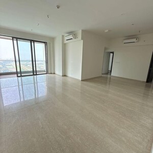 Room in 4 BHK Apartment at Piramal Mahalaxmi, Arthur rd – for Rent