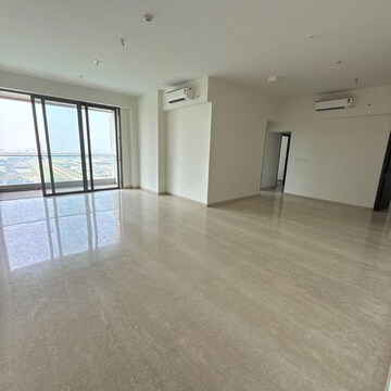 Room in 4 BHK Apartment at Piramal Mahalaxmi, Arthur rd – for Rent