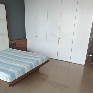 Room in 4 BHK Apartment at K Raheja Modern Vivarea, Agripada – for Rent
