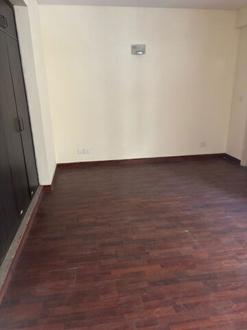 Room in 3 BHK Apartment at Unitech Horizon, Pi Greater Noida – for Rent