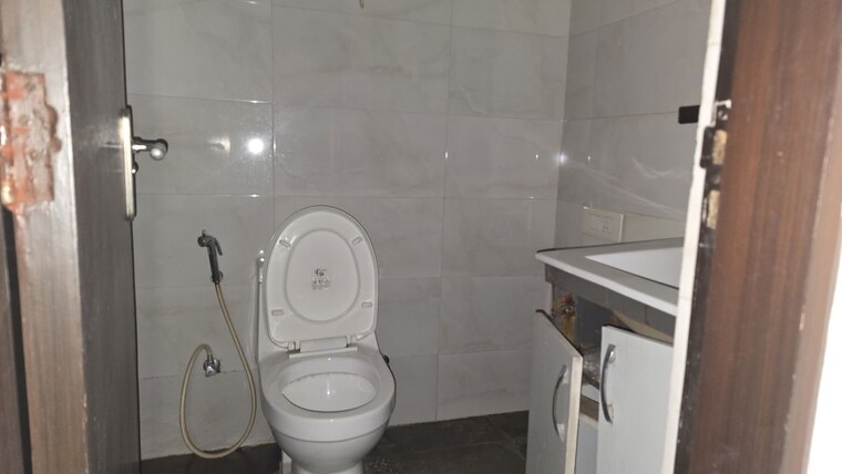 Bathroom, tulip-violet 3 Bedroom 1700 Sq.Ft. Apartment In Sector 69 Gurgaon 9838843