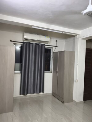 Room in 1 BHK Apartment at Vile Parle West – for Rent