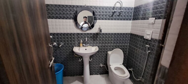 Bathroom, sector 30 2 Bedroom 1440 Sq.Ft. Builder Floor In Sector 30 Faridabad 9838993