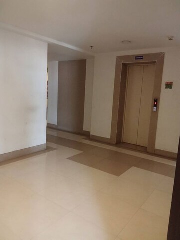 Room in 2 BHK Apartment at JP Decks, Goregaon East – for Rent