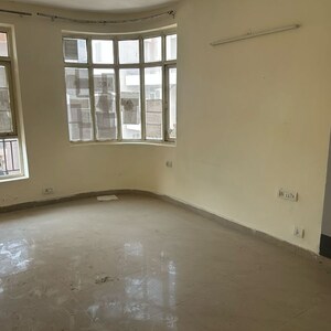 Room in 3 BHK Apartment at Sector 61 – for Rent
