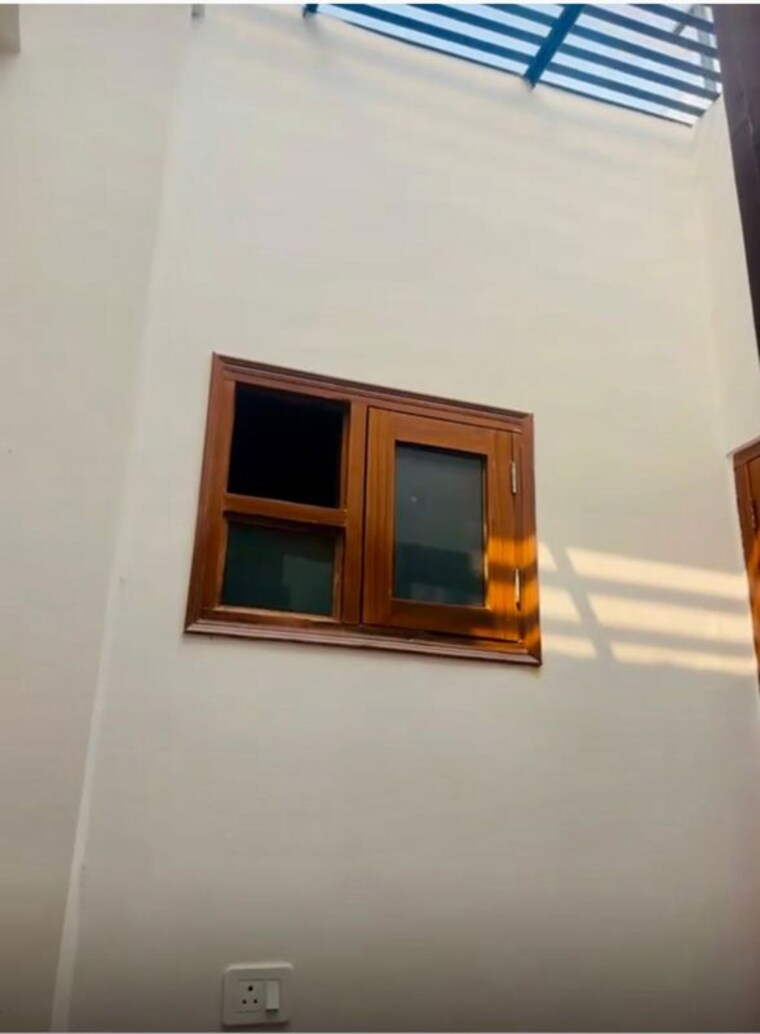 Room, gomti nagar 3 Bedroom 1600 Sq.Ft. Independent House In Gomti Nagar Lucknow 9839041