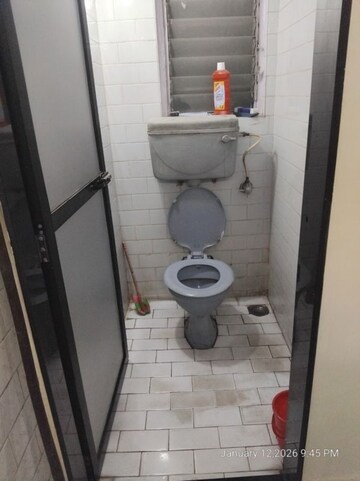 Bathroom in 1 BHK Apartment at Vile Parle East – for Rent
