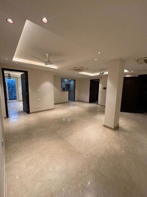 Room in 4 BHK Builder Floor at DLF City Phase IV, Dlf Phase iv – for Rent