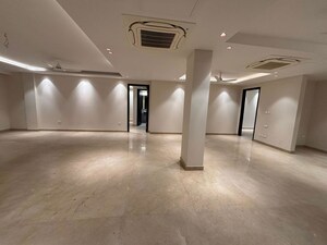 Room in 4 BHK Builder Floor at DLF City Phase IV, Dlf Phase iv – for Rent