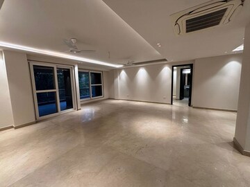 Room in 4 BHK Builder Floor at DLF City Phase IV, Dlf Phase iv – for Rent