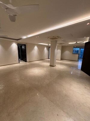 Room in 4 BHK Builder Floor at DLF City Phase IV, Dlf Phase iv – for Rent