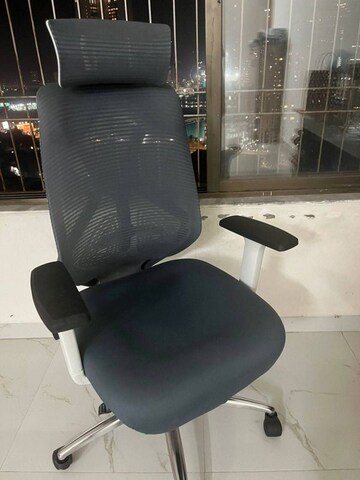 Team Area in 2 BHK Apartment at Vraj Tiara, Worli – for Rent