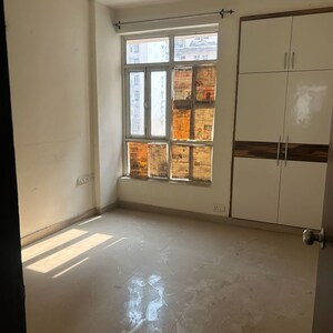 Room in 3 BHK Apartment at Sector 61 – for Rent