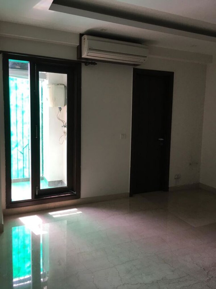 Room, new friends colony 3 Bedroom 300 Sq.Yd. Builder Floor In New Friends Colony Delhi 9839238