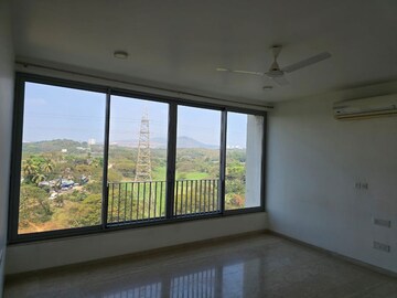 Room in 4 BHK Apartment at Oberoi Realty Prisma, Andheri East – for Rent